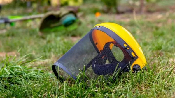 Casco con visiera utilizzato durante il giardinaggio