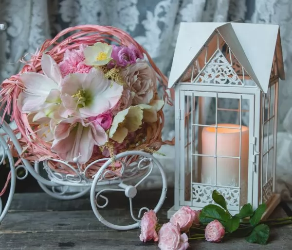 Composizione con fiori artificiali e candela